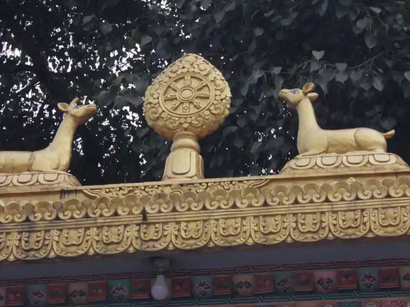 Exterior design, spade statue between two deer